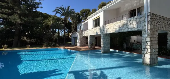 Venta de villa independiente en Marbella 0