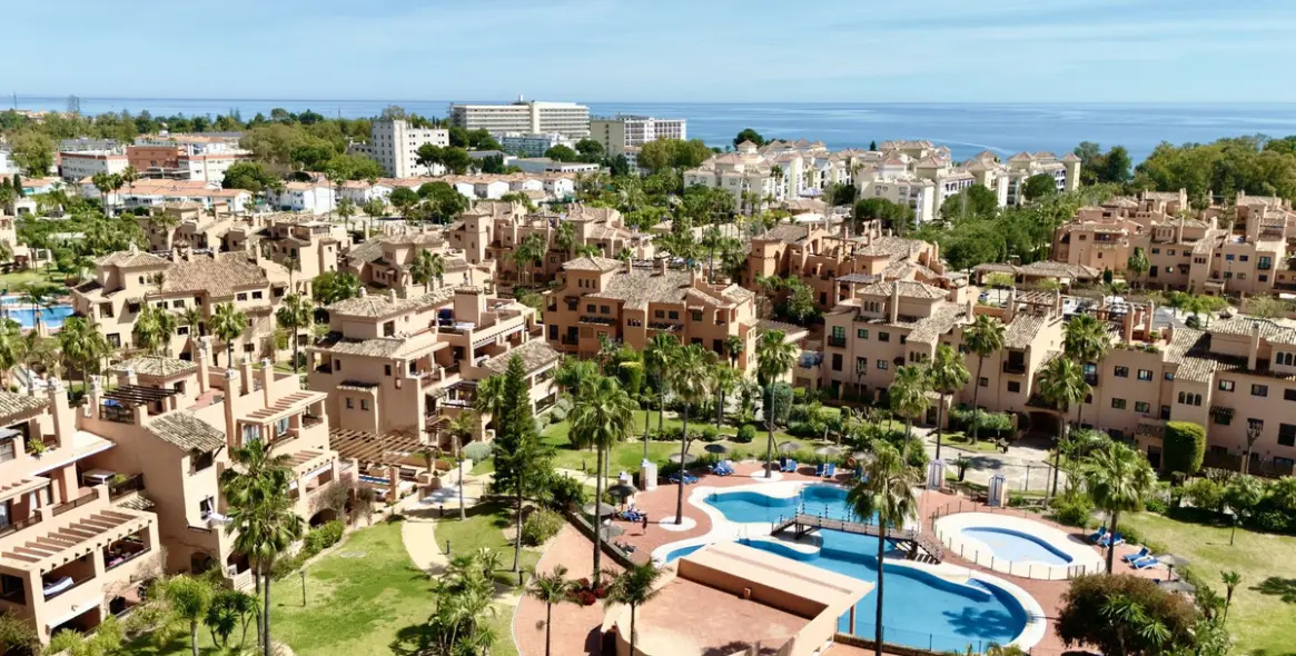 Продажа апартаментов на среднем этаже в Hacienda del Sol 1