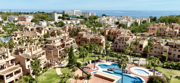 Venta de apartamento en planta media en Hacienda del Sol 0