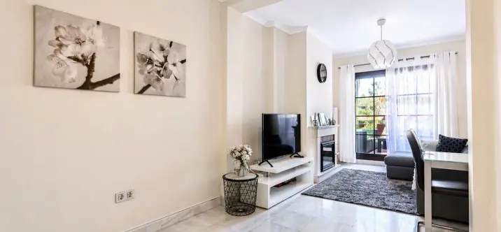 Venta de apartamento en planta media en Hacienda del Sol 4