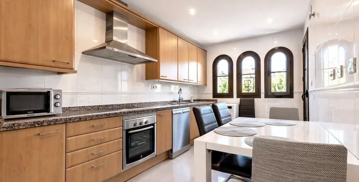 Продажа апартаментов на среднем этаже в Hacienda del Sol 8