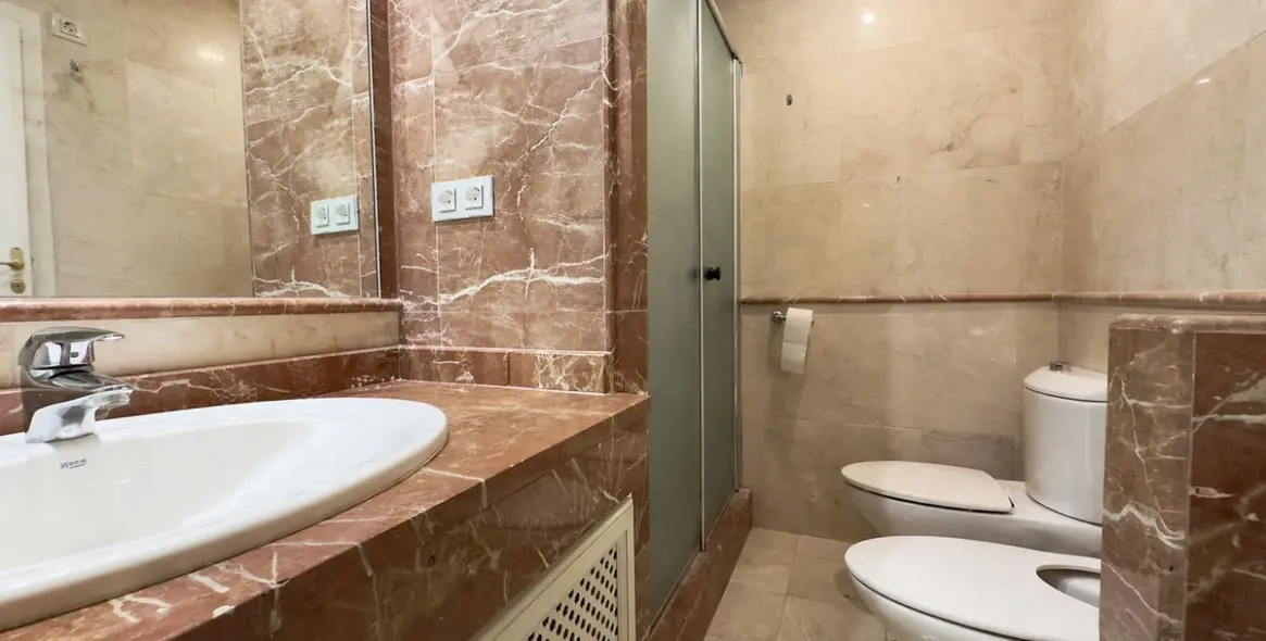 Продажа апартаментов на среднем этаже в Hacienda del Sol 14