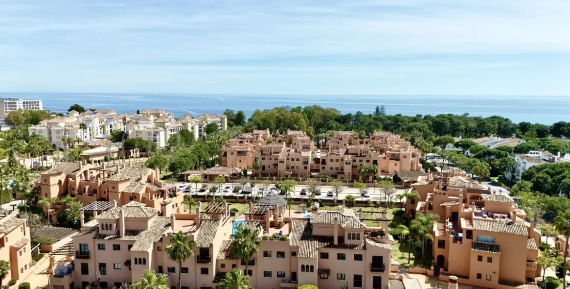 Продажа апартаментов на среднем этаже в Hacienda del Sol 20