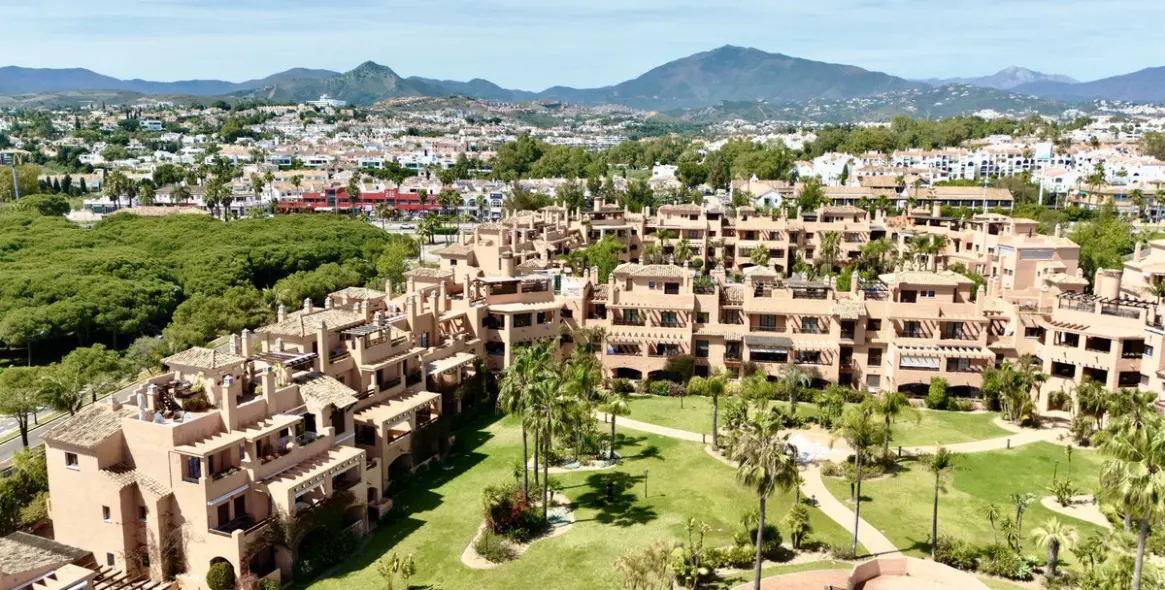 Продажа апартаментов на среднем этаже в Hacienda del Sol 24