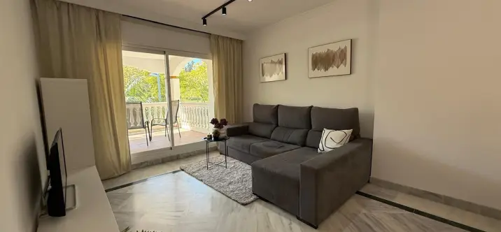 Venta de apartamento en planta media en Nueva Andalucía 2