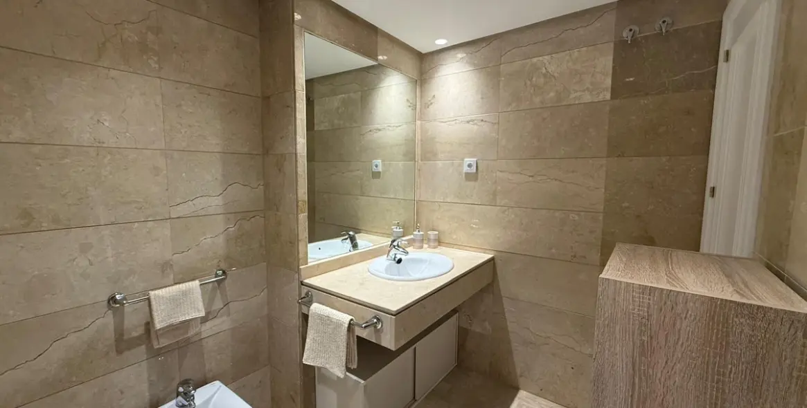 Sale of middle floor apartment in Nueva Andalucía 19