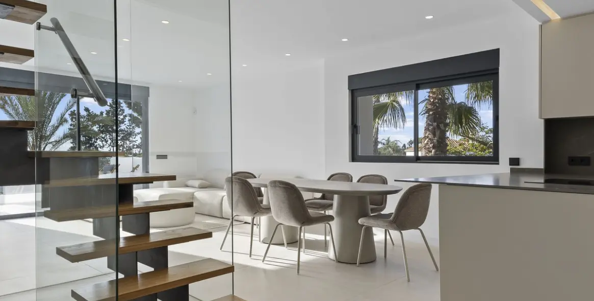 Sale of penthouse duplex in El Paraiso 1