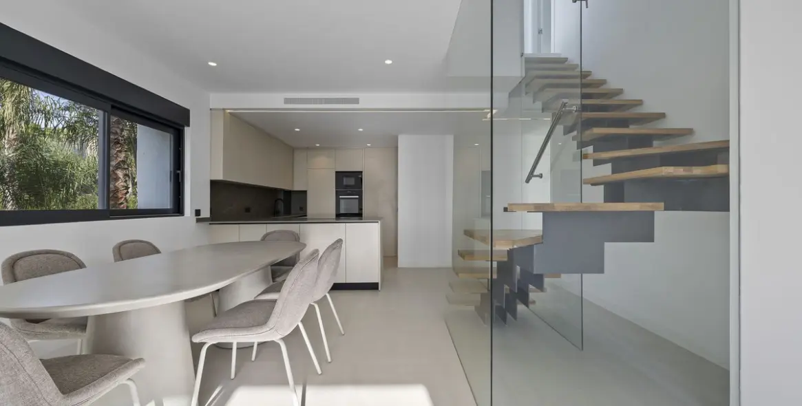 Sale of penthouse duplex in El Paraiso 2