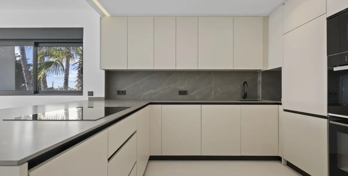 Sale of penthouse duplex in El Paraiso 3