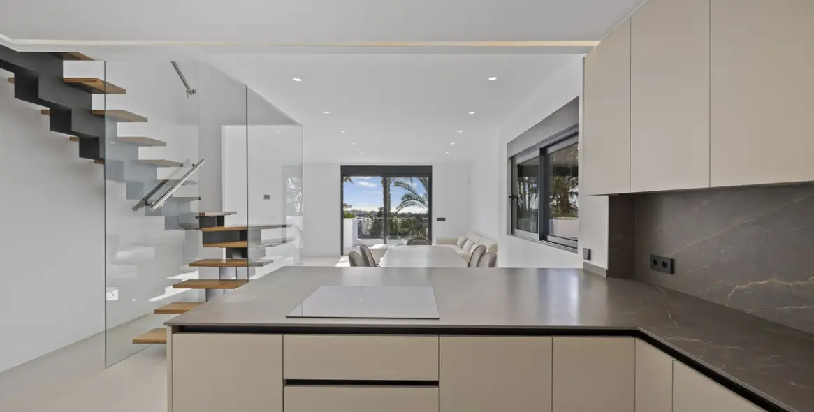 Sale of penthouse duplex in El Paraiso 4