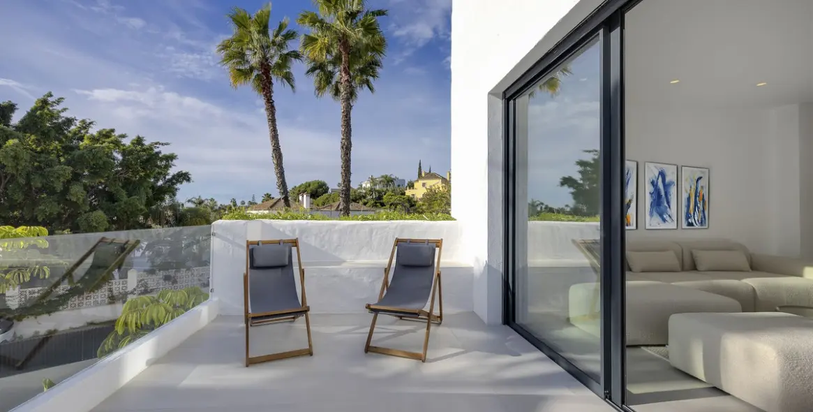 Sale of penthouse duplex in El Paraiso 5