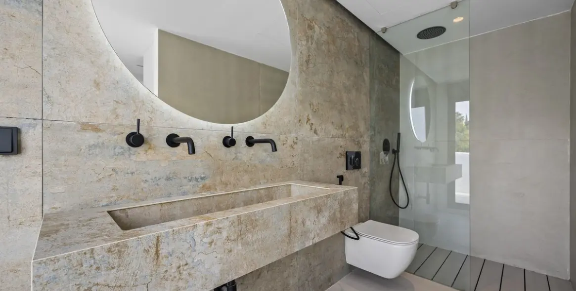 Sale of penthouse duplex in El Paraiso 11