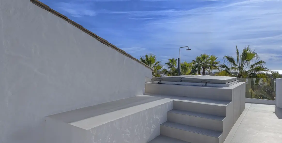 Sale of penthouse duplex in El Paraiso 14