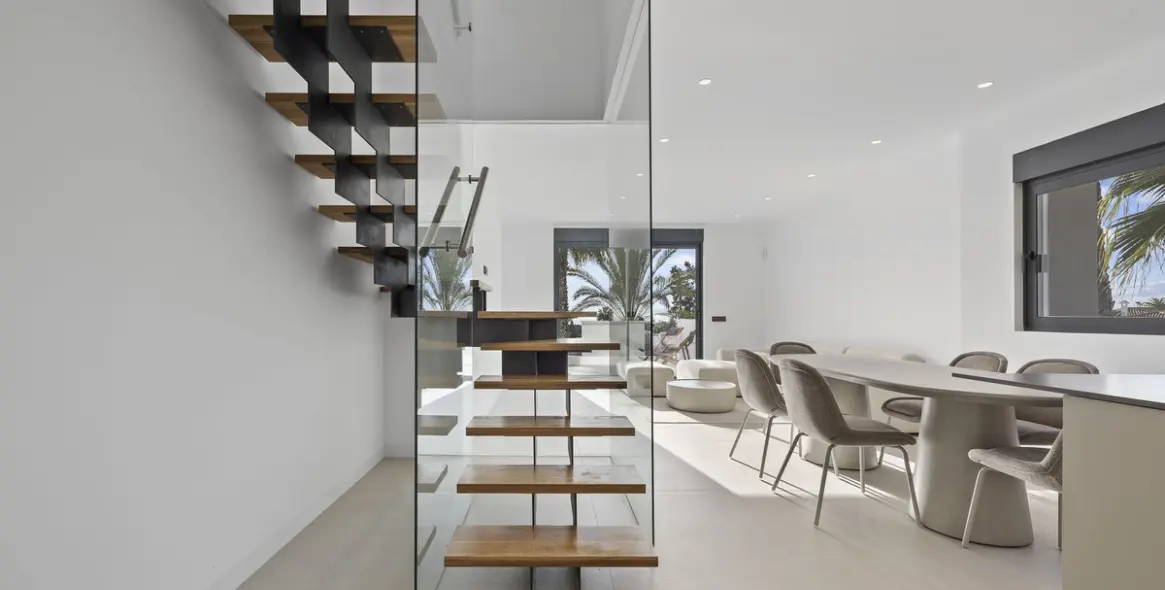 Sale of penthouse duplex in El Paraiso 15