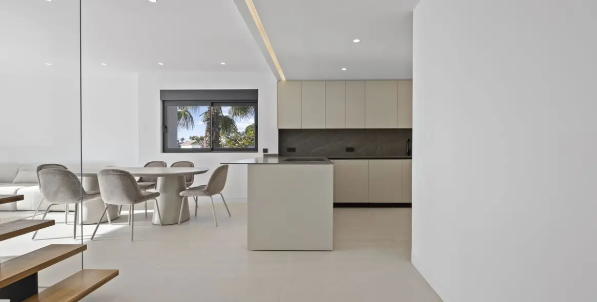 Sale of penthouse duplex in El Paraiso 16