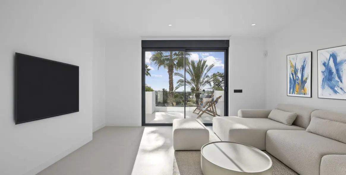 Sale of penthouse duplex in El Paraiso 18