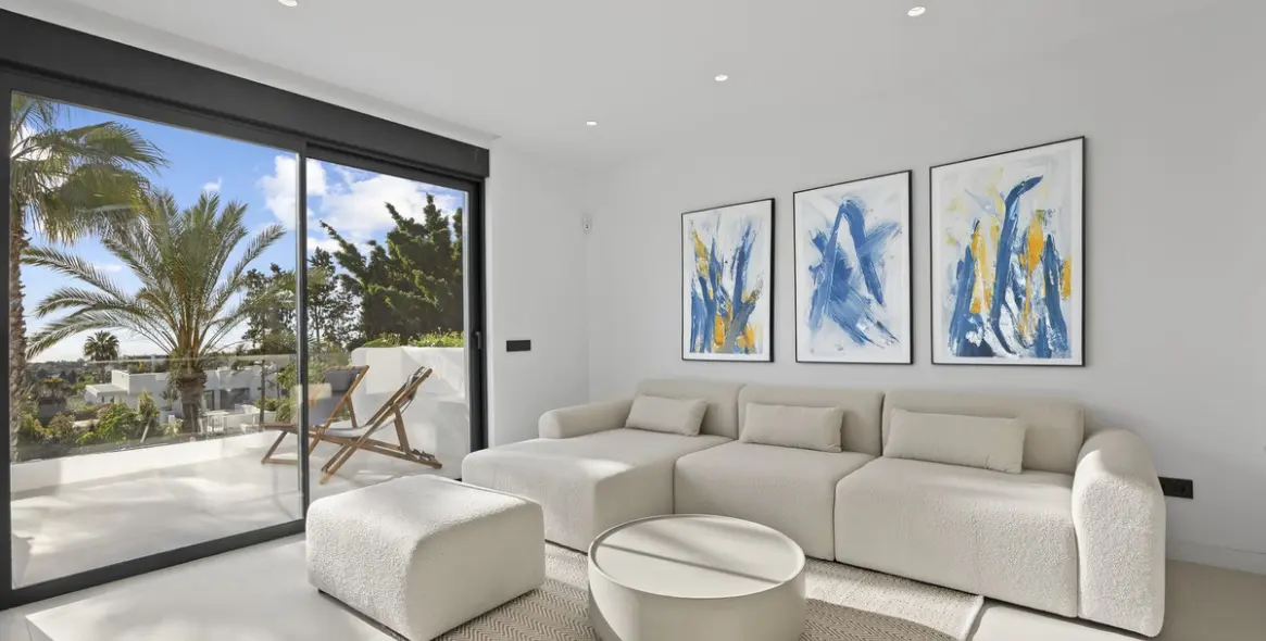 Sale of penthouse duplex in El Paraiso 19