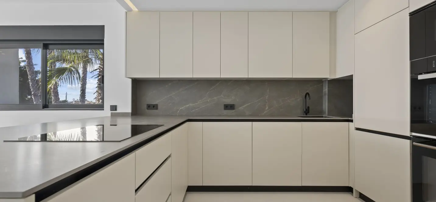 Sale of penthouse duplex in El Paraiso 2
