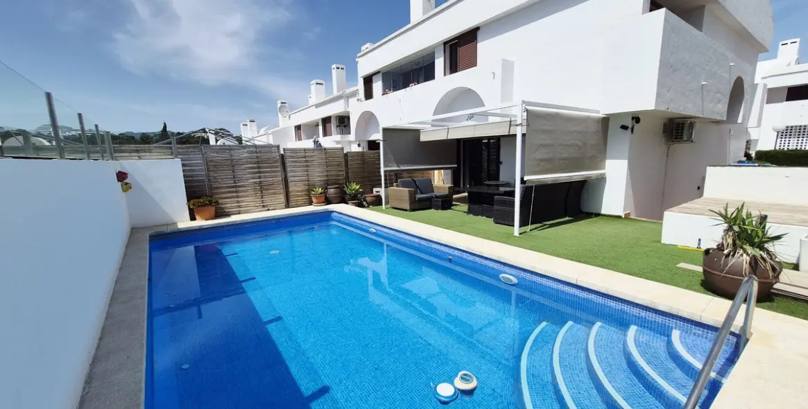 Продажа дома на две семьи в La Cala de Mijas 1