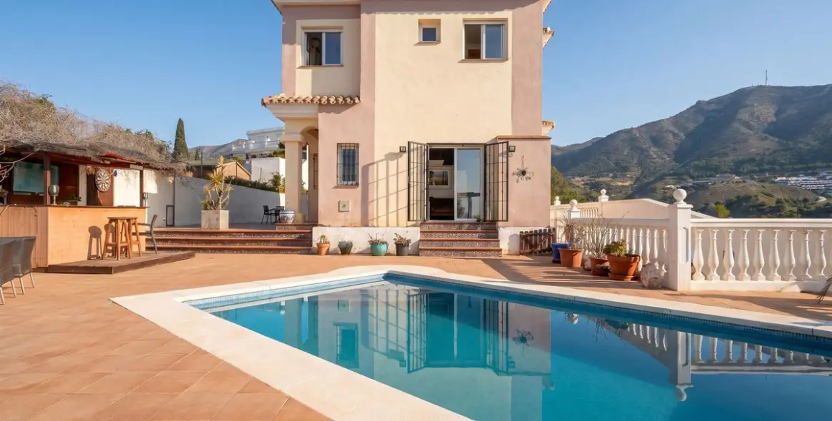 Продажа  отдельно стоящей виллы в Torreblanca 1