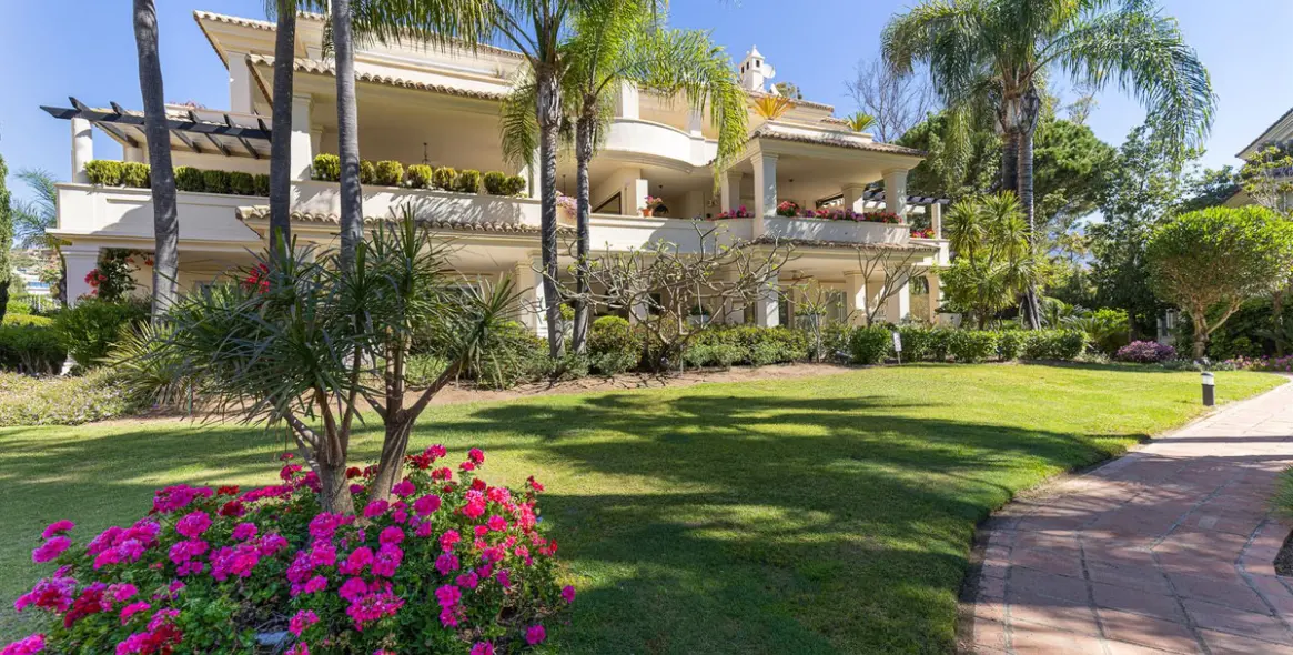 Sale of penthouse duplex in Nueva Andalucía 1