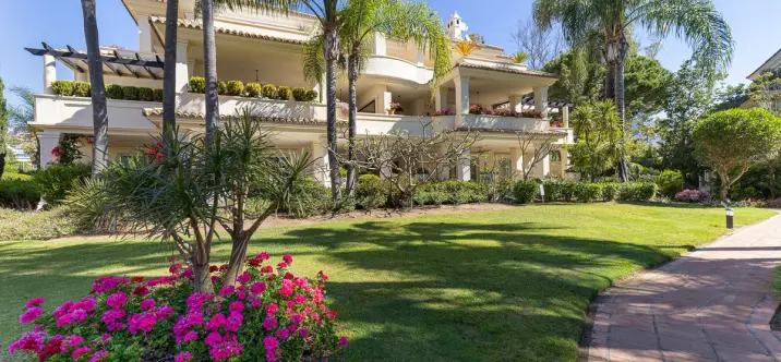 Venta de ático dúplex en Nueva Andalucía 0