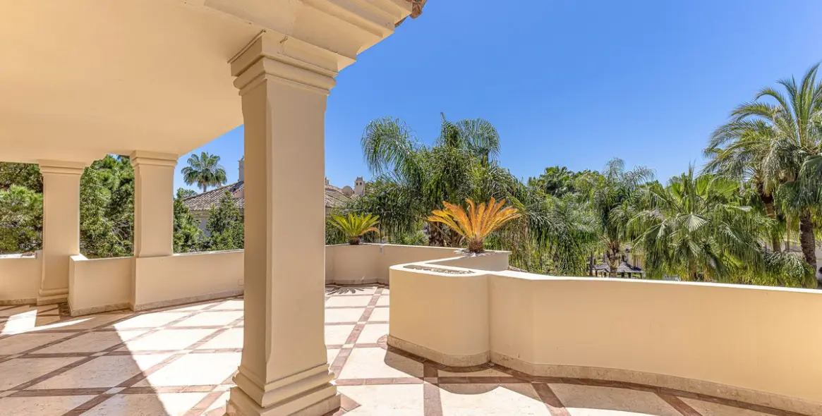 Sale of penthouse duplex in Nueva Andalucía 6