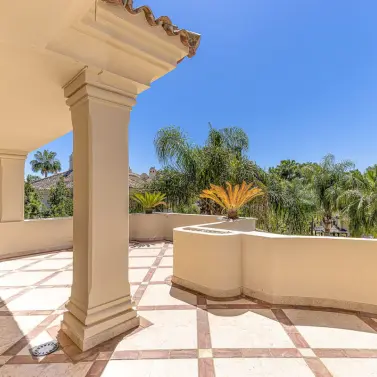 Venta de ático dúplex en Nueva Andalucía