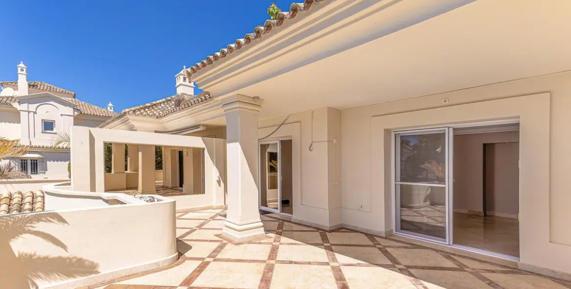 Sale of penthouse duplex in Nueva Andalucía 8