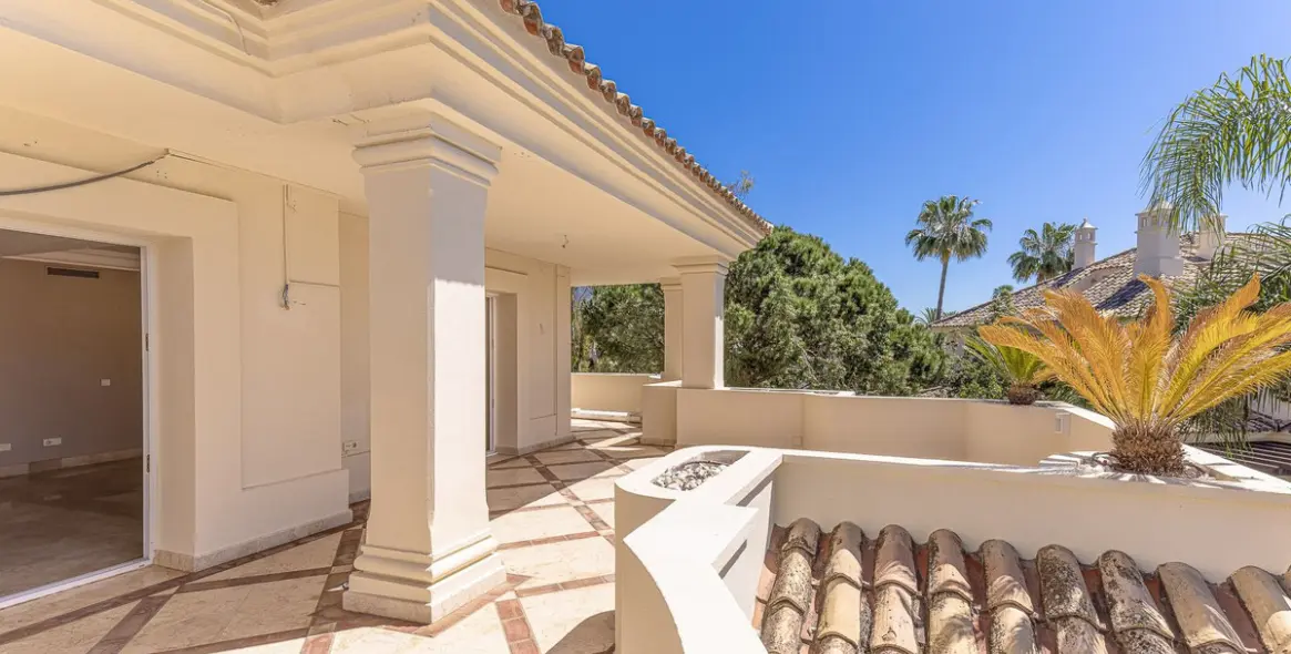 Sale of penthouse duplex in Nueva Andalucía 9