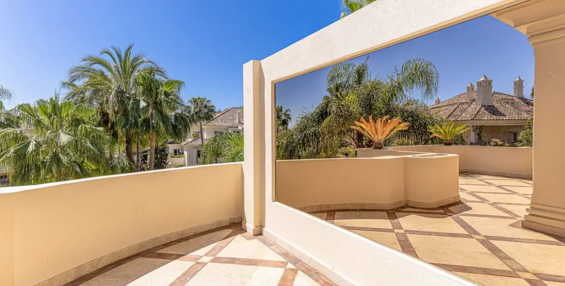 Sale of penthouse duplex in Nueva Andalucía 10