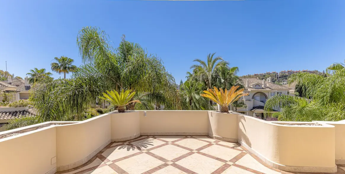 Sale of penthouse duplex in Nueva Andalucía 11