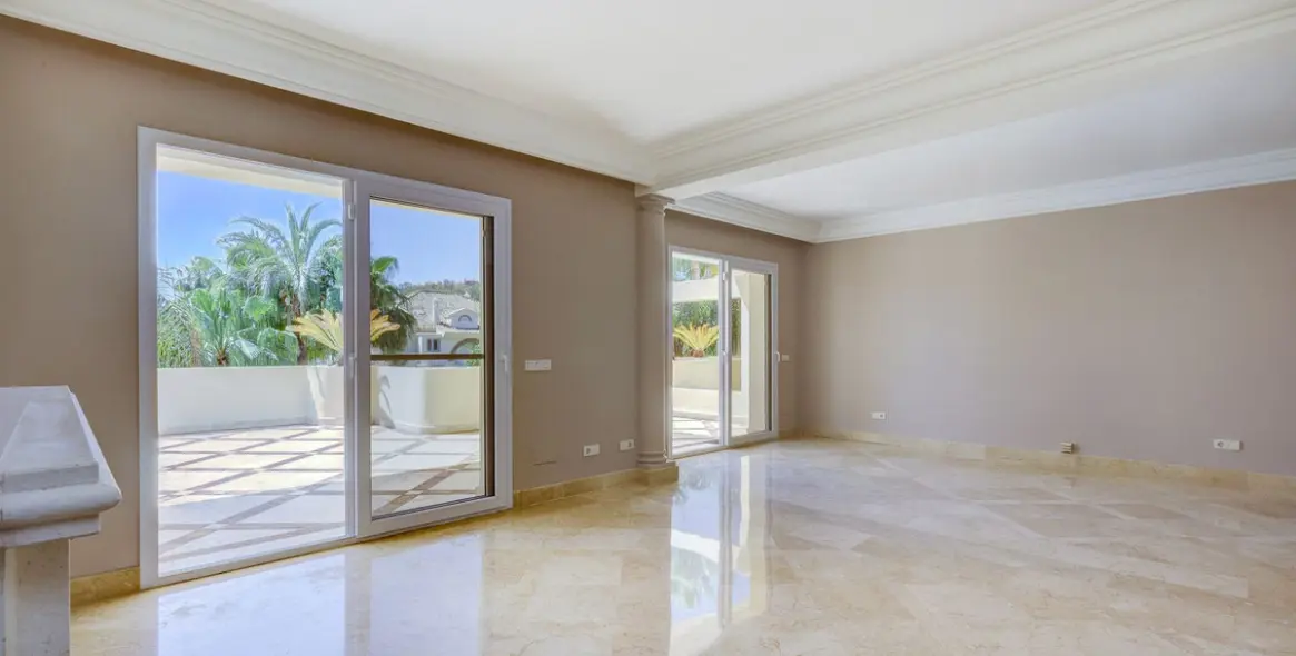 Sale of penthouse duplex in Nueva Andalucía 16