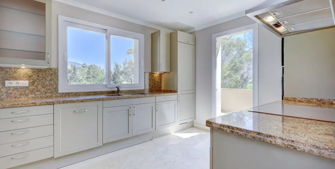 Sale of penthouse duplex in Nueva Andalucía 21