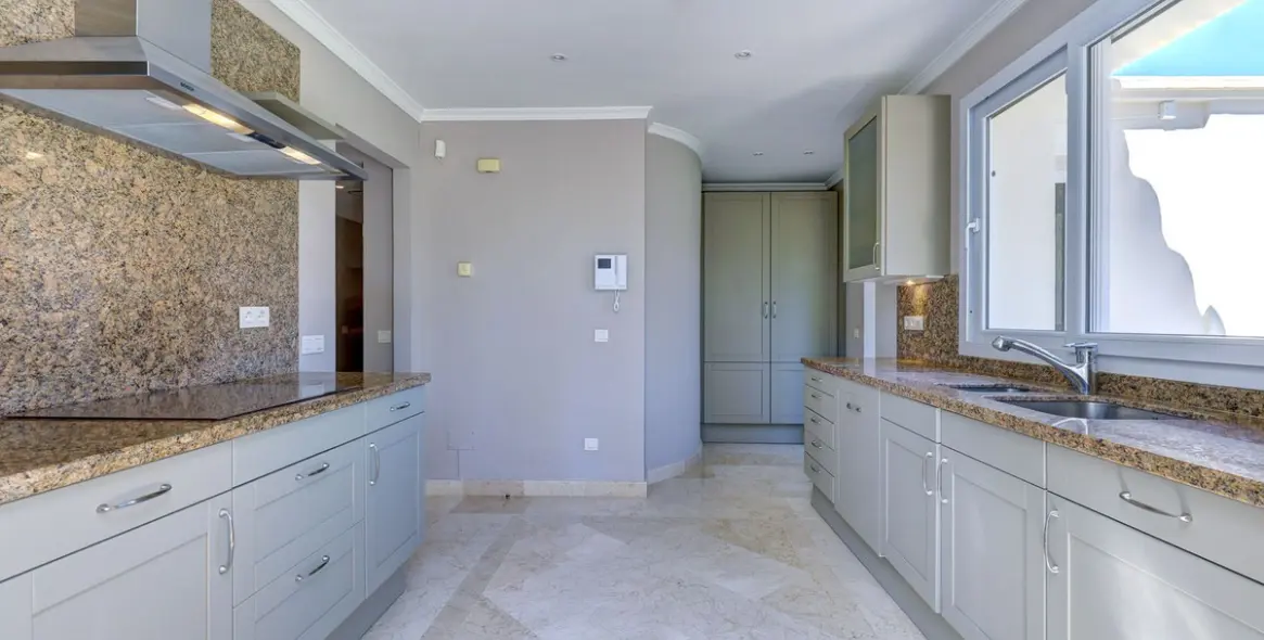 Sale of penthouse duplex in Nueva Andalucía 22