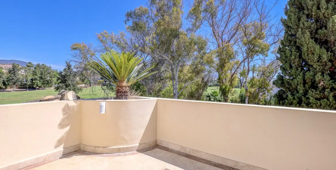 Sale of penthouse duplex in Nueva Andalucía 25