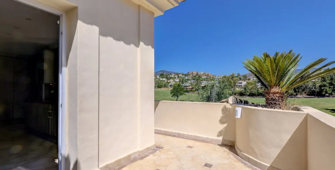 Sale of penthouse duplex in Nueva Andalucía 26