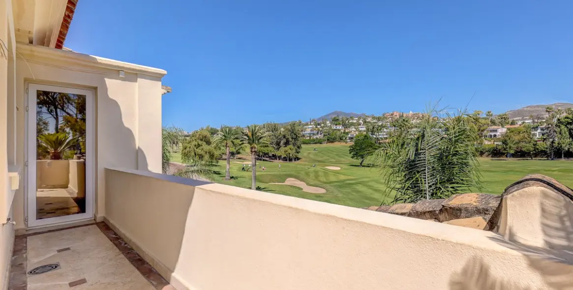 Sale of penthouse duplex in Nueva Andalucía 27
