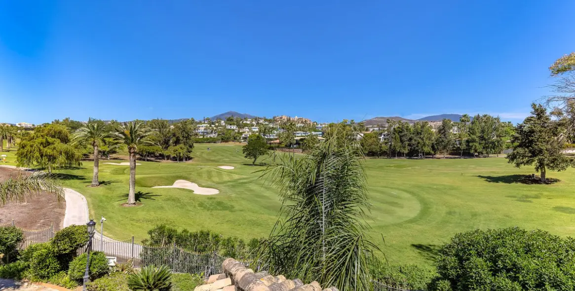 Sale of penthouse duplex in Nueva Andalucía 28