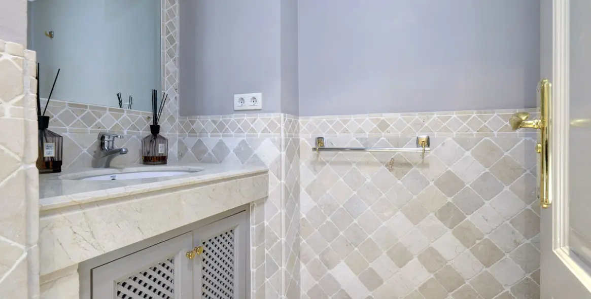 Sale of penthouse duplex in Nueva Andalucía 32