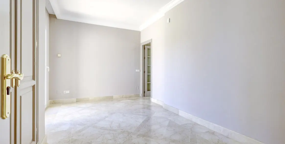 Sale of penthouse duplex in Nueva Andalucía 33