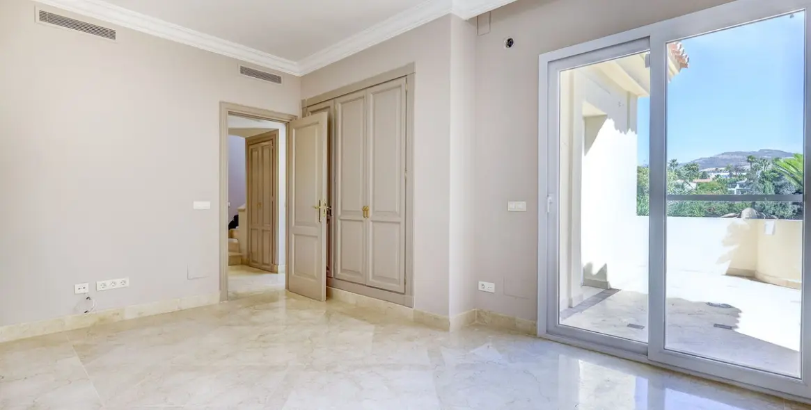 Sale of penthouse duplex in Nueva Andalucía 35
