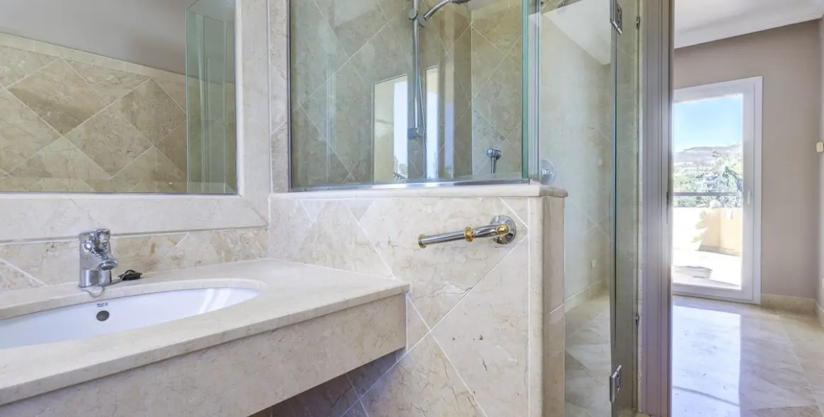 Sale of penthouse duplex in Nueva Andalucía 37