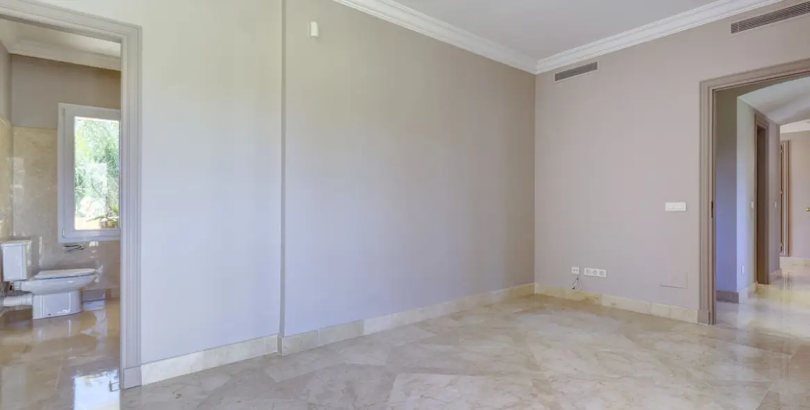 Sale of penthouse duplex in Nueva Andalucía 38