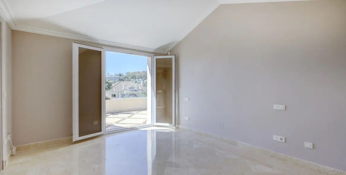Sale of penthouse duplex in Nueva Andalucía 39