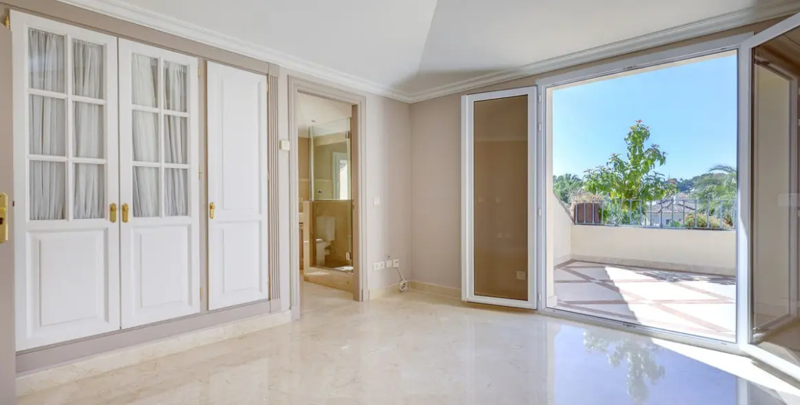 Sale of penthouse duplex in Nueva Andalucía 40