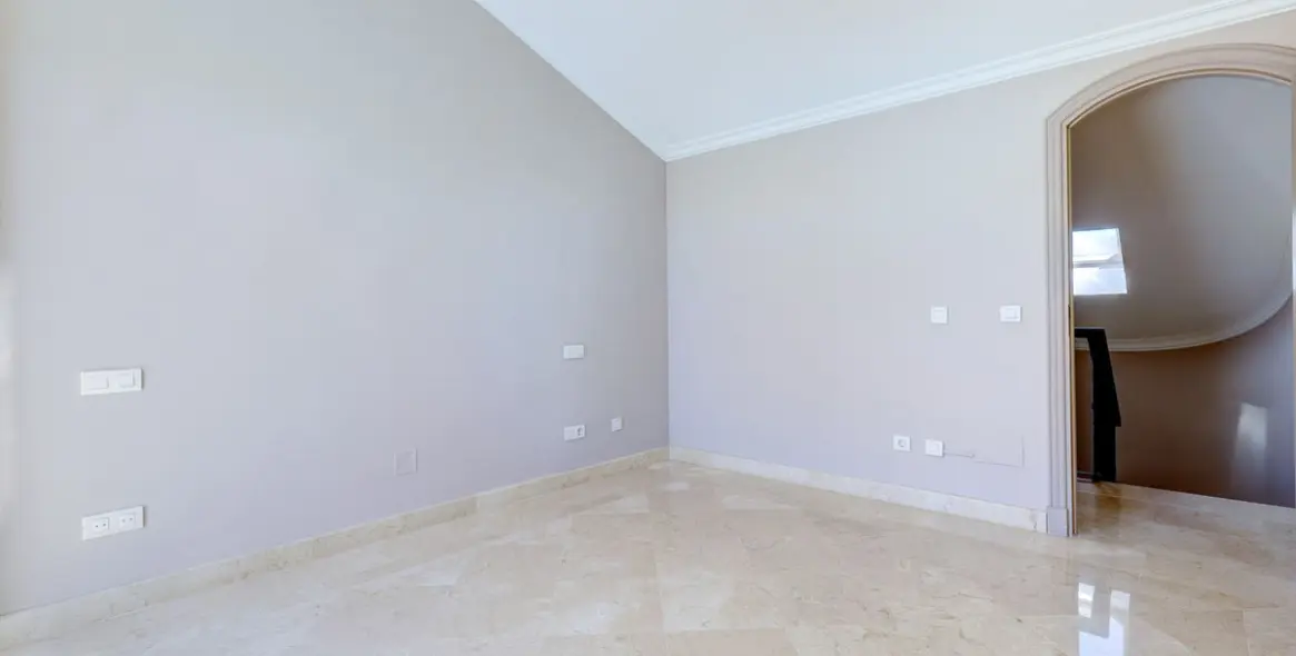 Sale of penthouse duplex in Nueva Andalucía 41