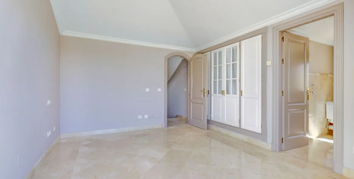 Sale of penthouse duplex in Nueva Andalucía 42