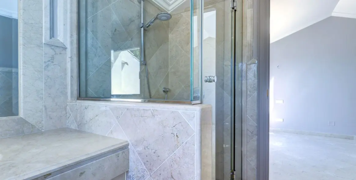 Sale of penthouse duplex in Nueva Andalucía 44