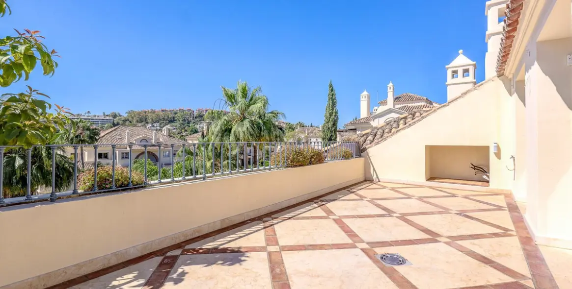 Sale of penthouse duplex in Nueva Andalucía 45